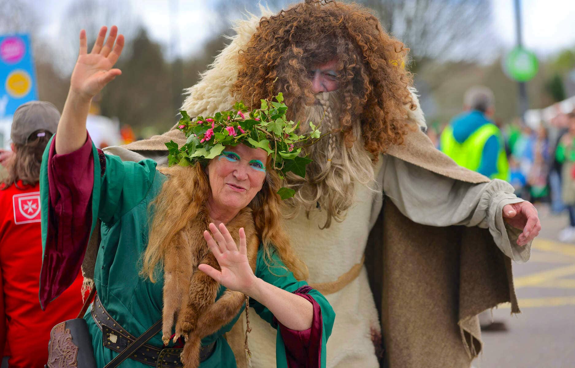 Des artistes en costumes de style celtique saluent lors d'un défilé de la Saint Patrick à Killarney, comté Kerry.