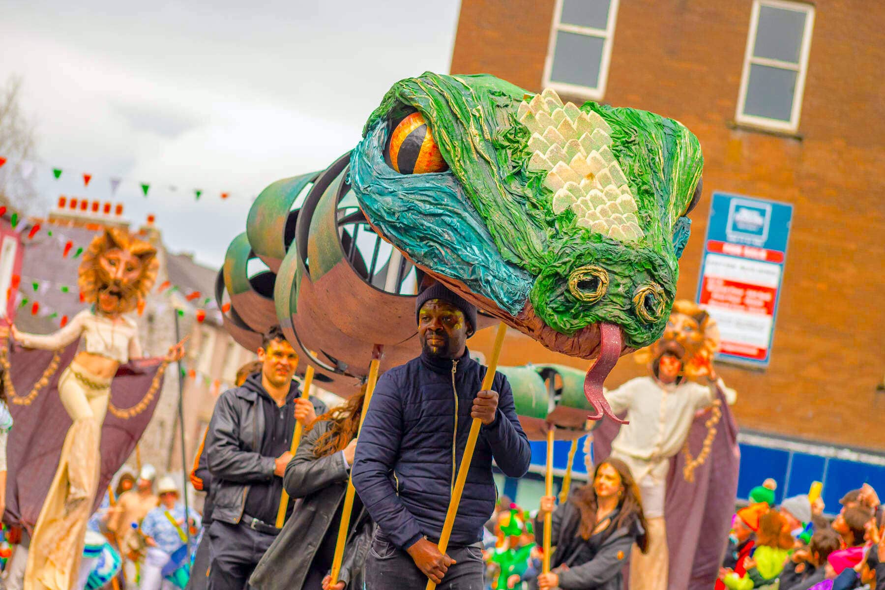 Les artistes du défilé transportent une marionnette serpent géante dans les rues pour les célébrations de la Saint Patrick à Kilkenny.