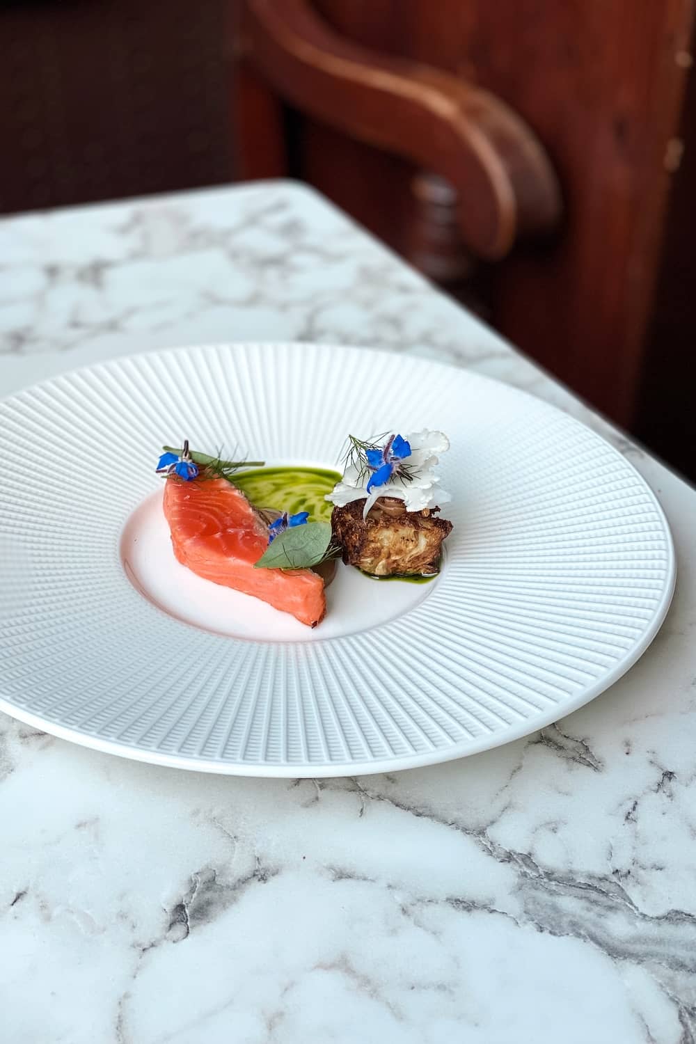 Ein zeitgenössisches irisches Gericht, das im Delahunt Restaurant in Dublin wunderschön präsentiert wird.