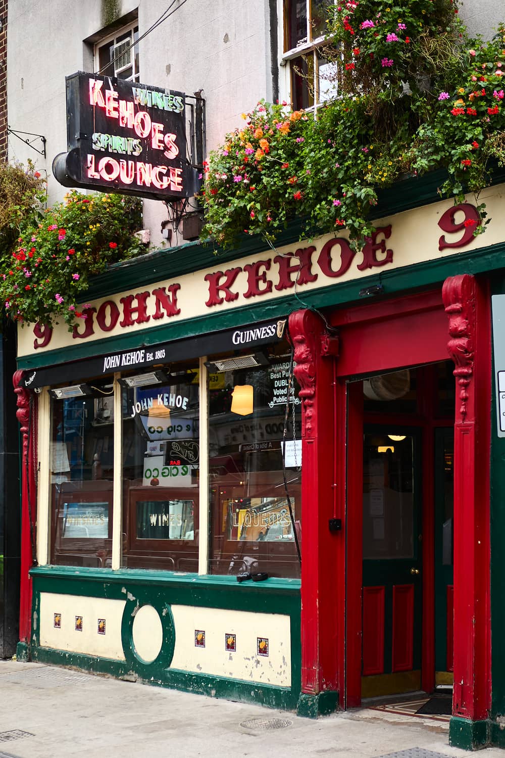 Bunte, mit Blumen bedeckte Fassade des traditionellen irischen Pubs John Kehoe im Stadtzentrum von Dublin.