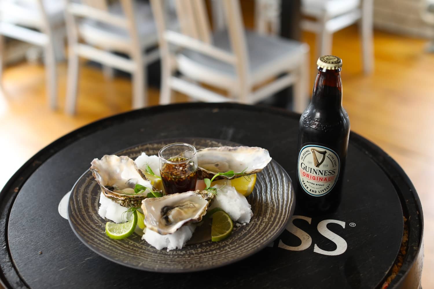 Frische irische Austern, serviert mit einer Flasche Guinness in Dublin, Irland.