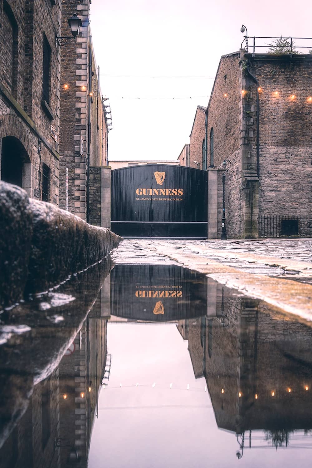 Historische Guinness-Brauerei-Gebäude im Guinness Storehouse in Dublin, Irland.
