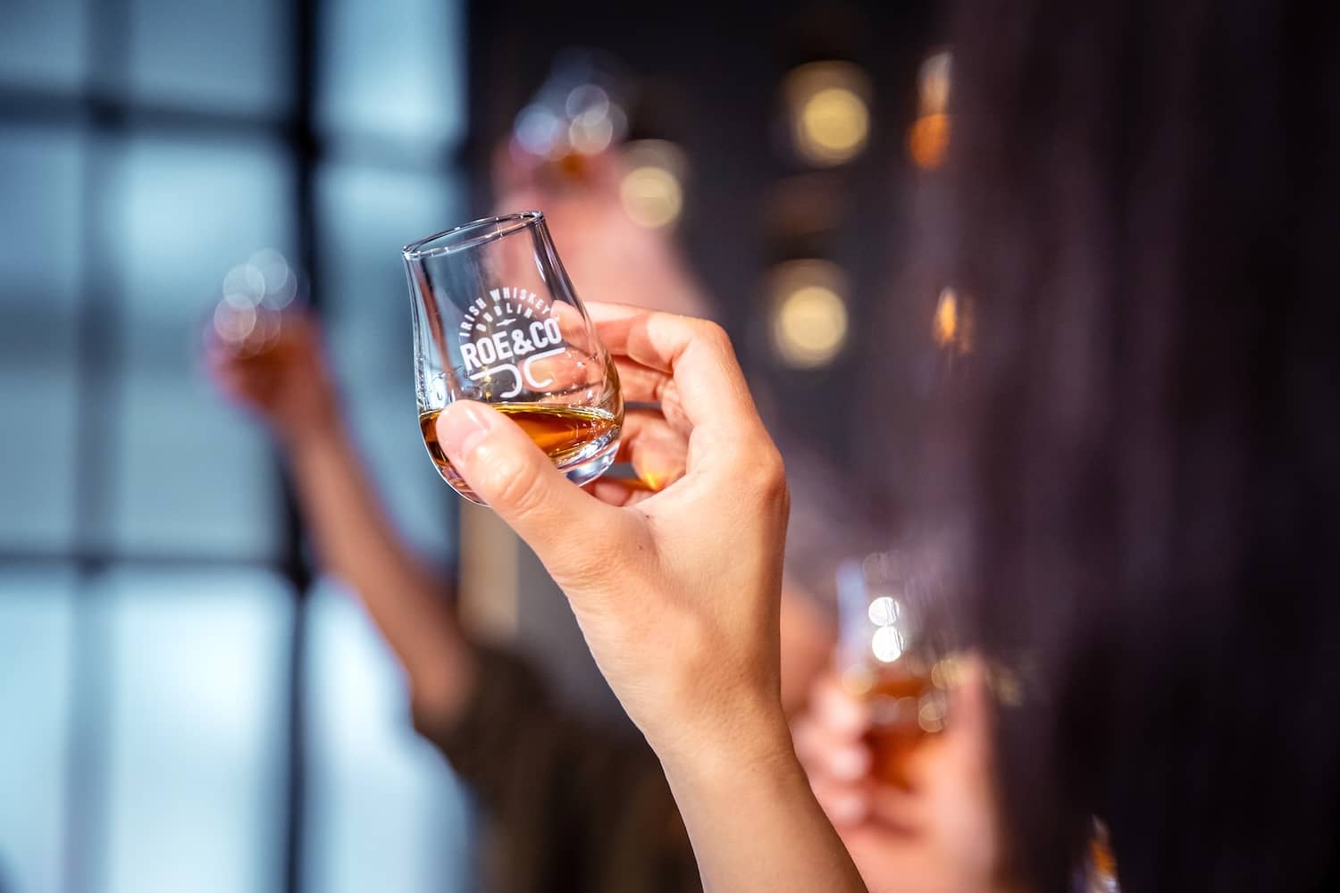 Verkostung von irischem Whiskey in der Roe & Co Distillery in Dublin. Irland.