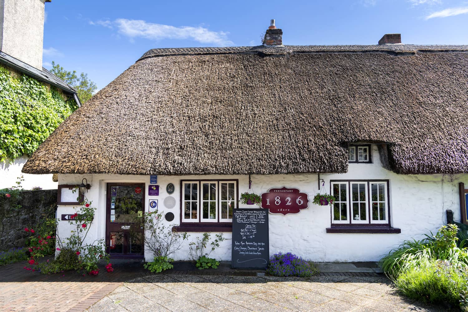 Das Restaurant Adare aus dem Jahr 1826 mit Strohdach im Herzen von Adare, Grafschaft Limerick.