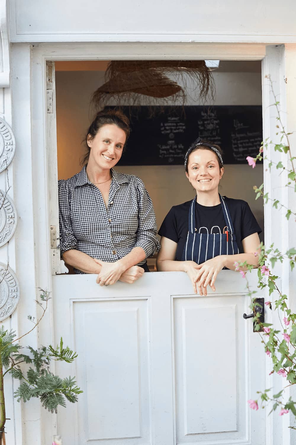 Das Team von St. Francis Provisions begrüßt Gäste vor dem Eingang des Restaurants in Kinsale, Grafschaft Cork.