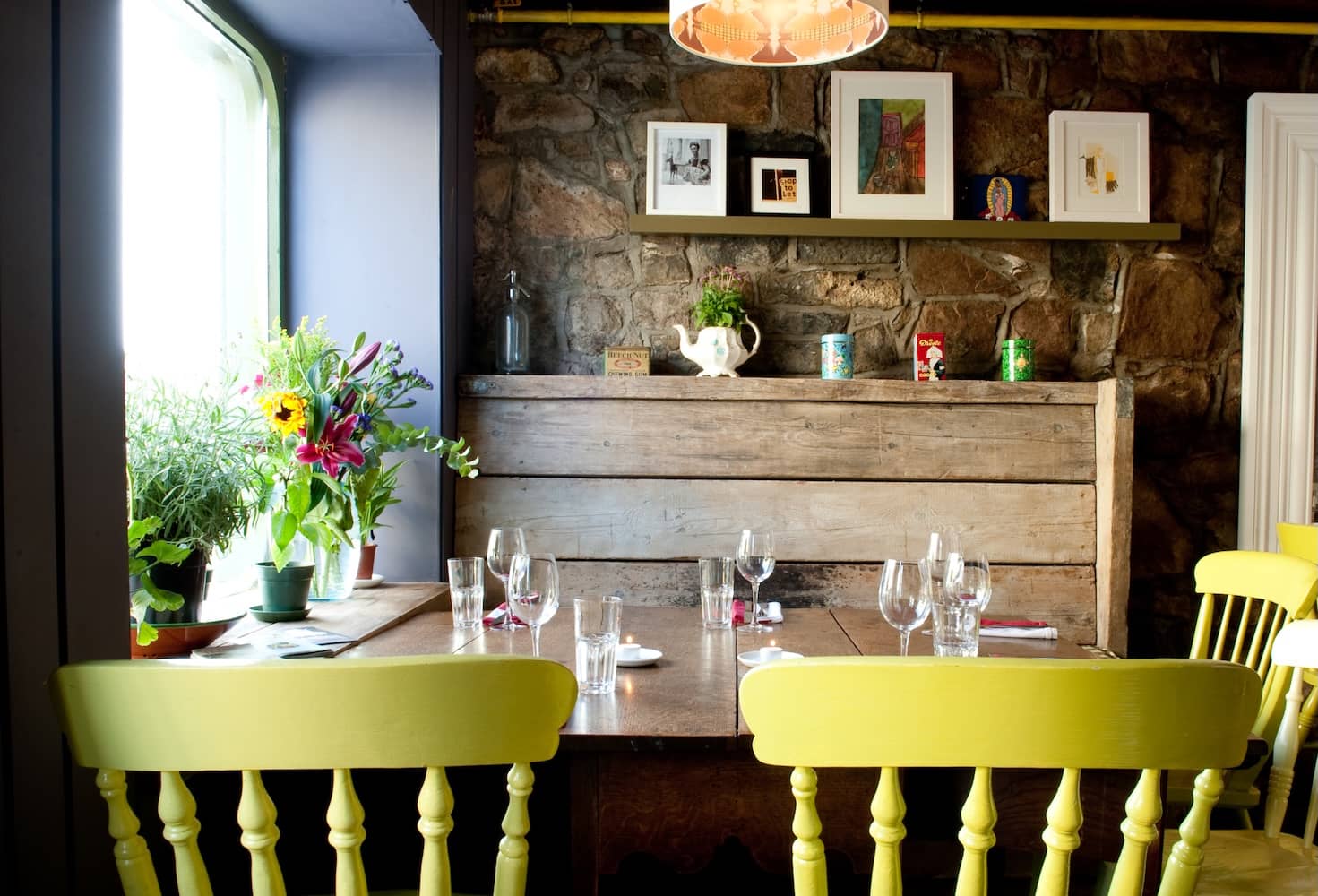 Das farbenfrohe, rustikale Esszimmer im Restaurant Kai in der Stadt Galway.