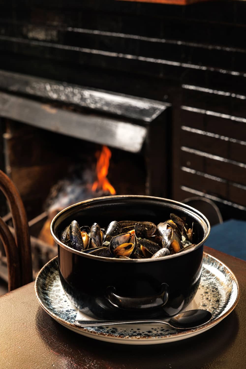 Een pot verse mosselen geserveerd naast een open vuur bij Linnane’s Lobster Bar in County Clare.