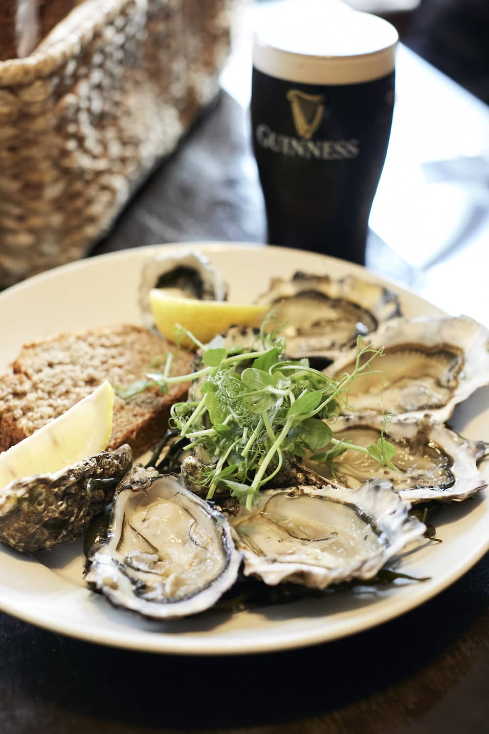 Verse oesters uit Carlingford, geserveerd met bruin brood, citroen en groenten in Louth.