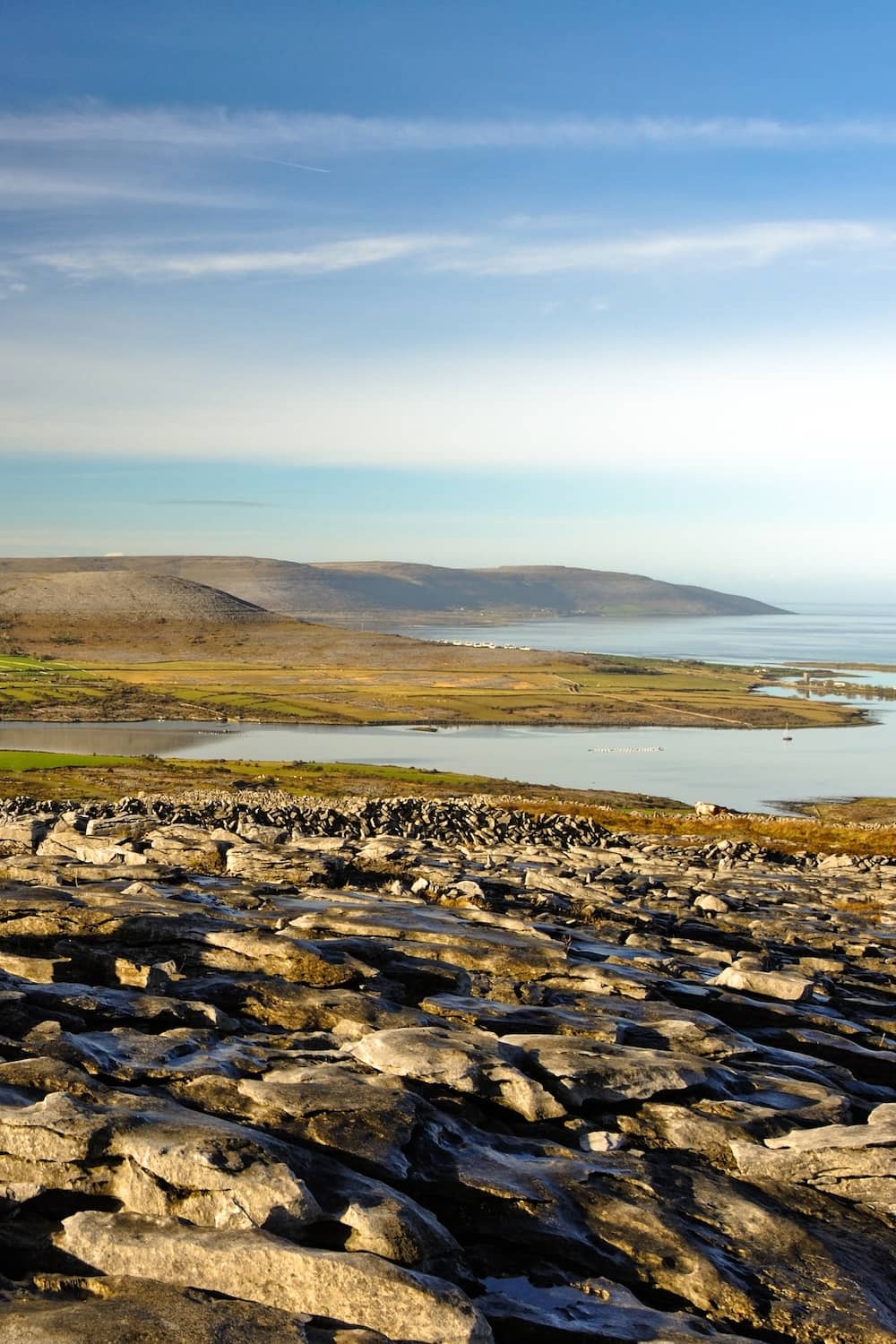 Krijtstenen landschap met uitzicht op de kust en de landbouwgrond van de Burren, Clare.