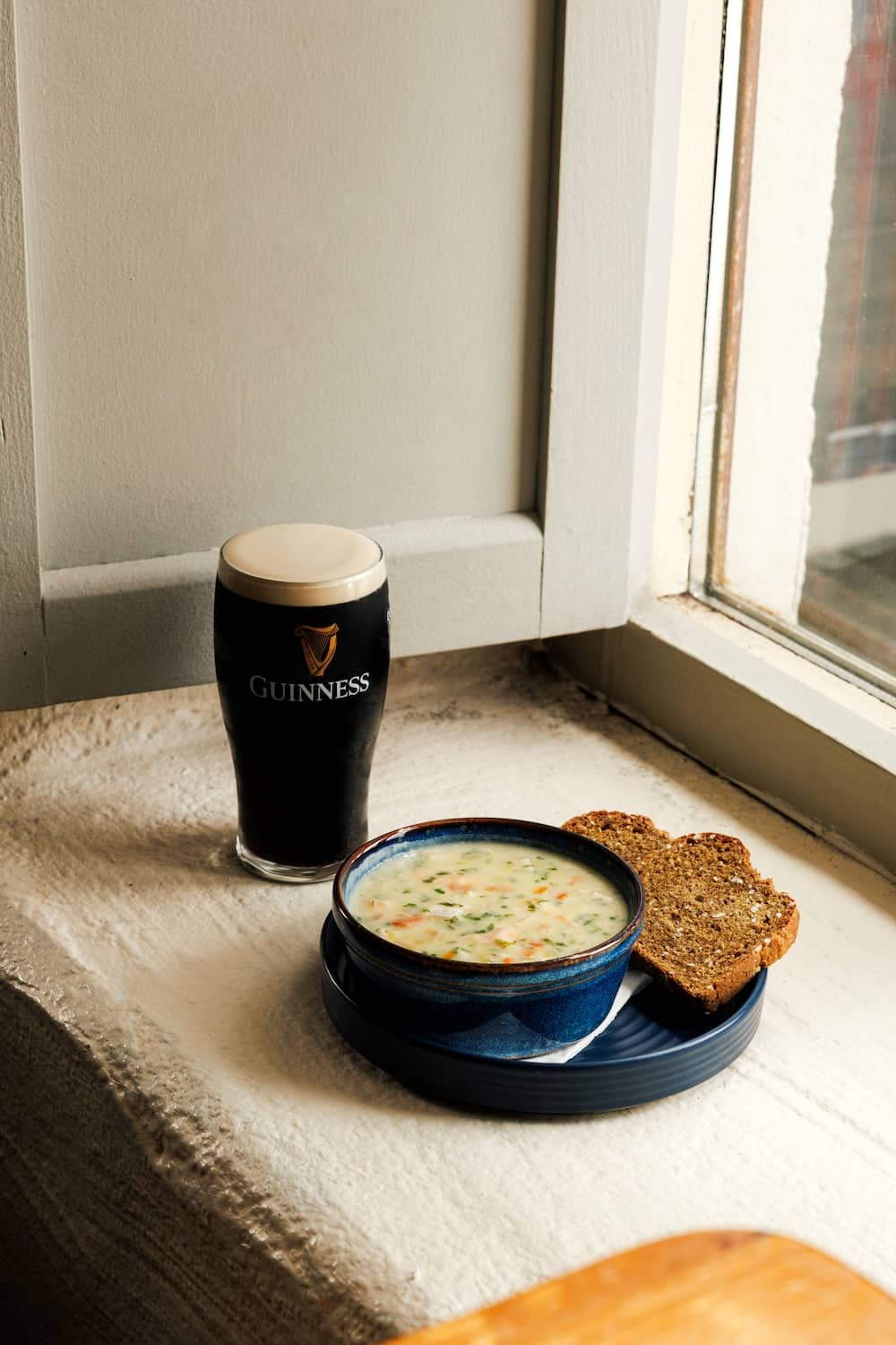 Zeevruchtensoep met bruin brood en een pint Guinness in McDermott's Pub, Clare.