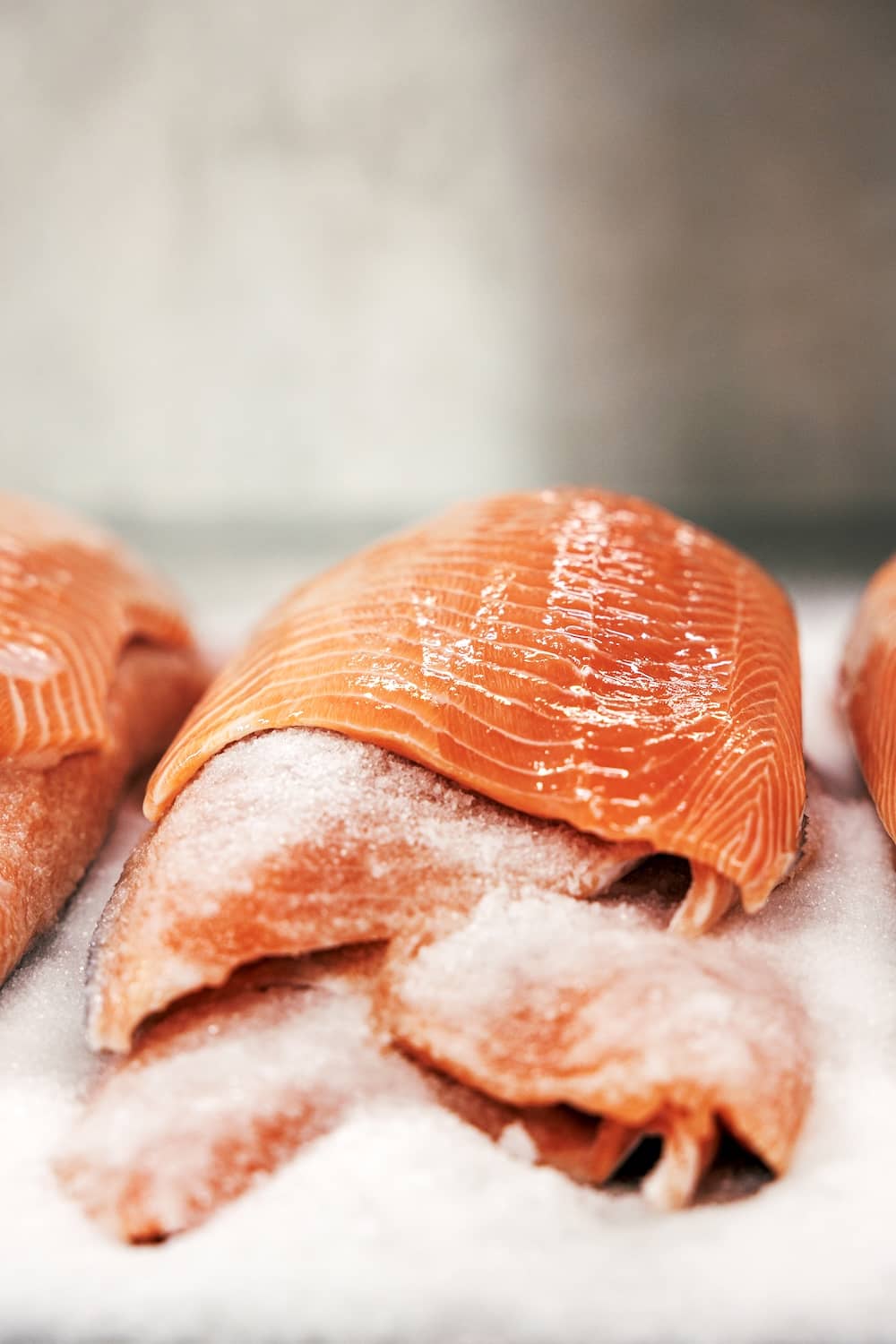 Vers bereide gerookte zalm op ijs bij de Burren Smokehouse, Clare.