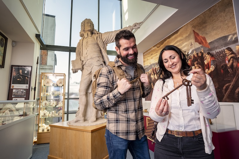 Due visitatori osservano reperti storici all'interno del Siege Museum a Derry~Londonderry.