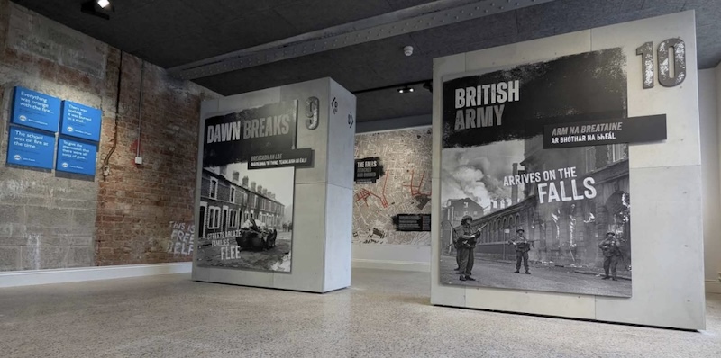 Grandi pannelli espositivi esplorano temi di storia sociale all'interno di St Comgall's a Belfast.