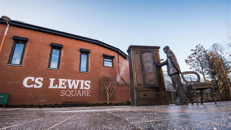 Una scultura presso CS Lewis Square, accanto all'Eastside Visitor Centre di East Belfast, in una giornata di sole.