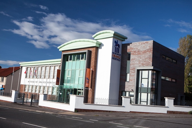 Veduta esterna del Museum of Orange Heritage in una giornata di sole a Belfast.