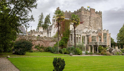Castillo Huntington con céspedes bien cuidados y jardines circundantes, Carlow.