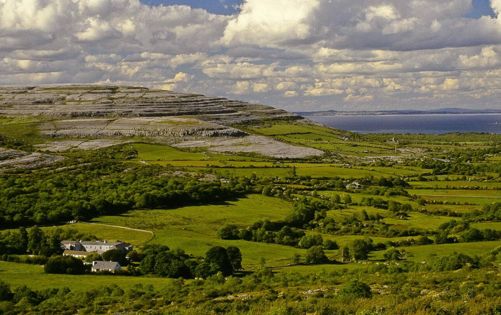 El único paisaje rocoso de piedra caliza de Burren, condado de Clare, se extiende hasta la distancia, salpicado de campos verdes.