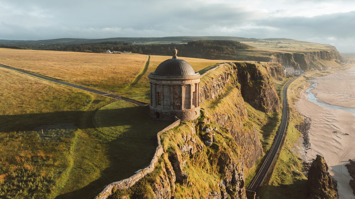 De Mussenden Temple op kliffen boven Downhill Strand aan de Causeway kust, county Londonderry.