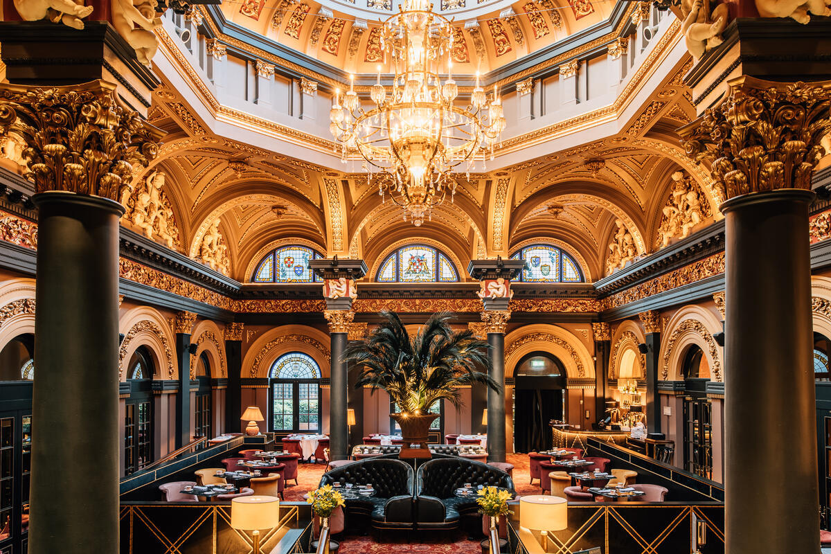 De grote eetzaal onder de glazen koepel van The Merchant Hotel in Belfast.