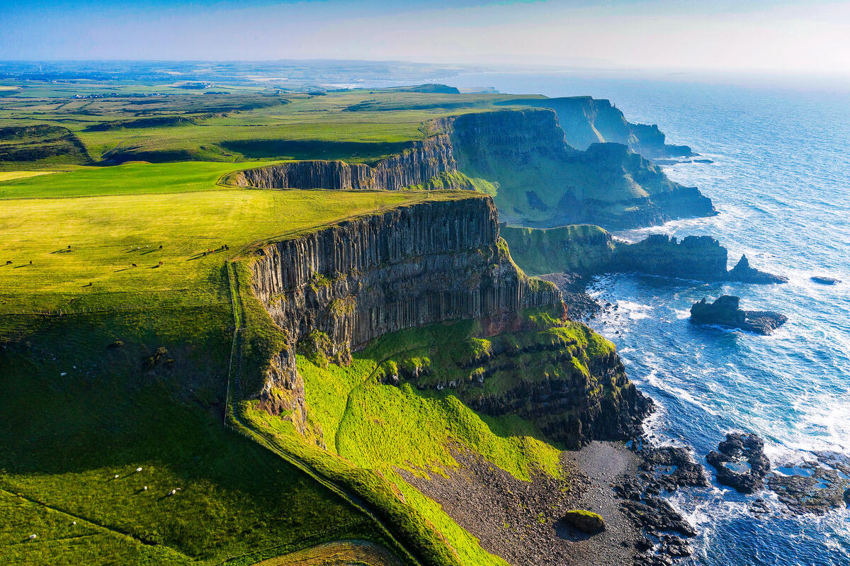 Basaltkliffen langs de Causeway-kust in county Antrim, met uitzicht op de Atlantische Oceaan.