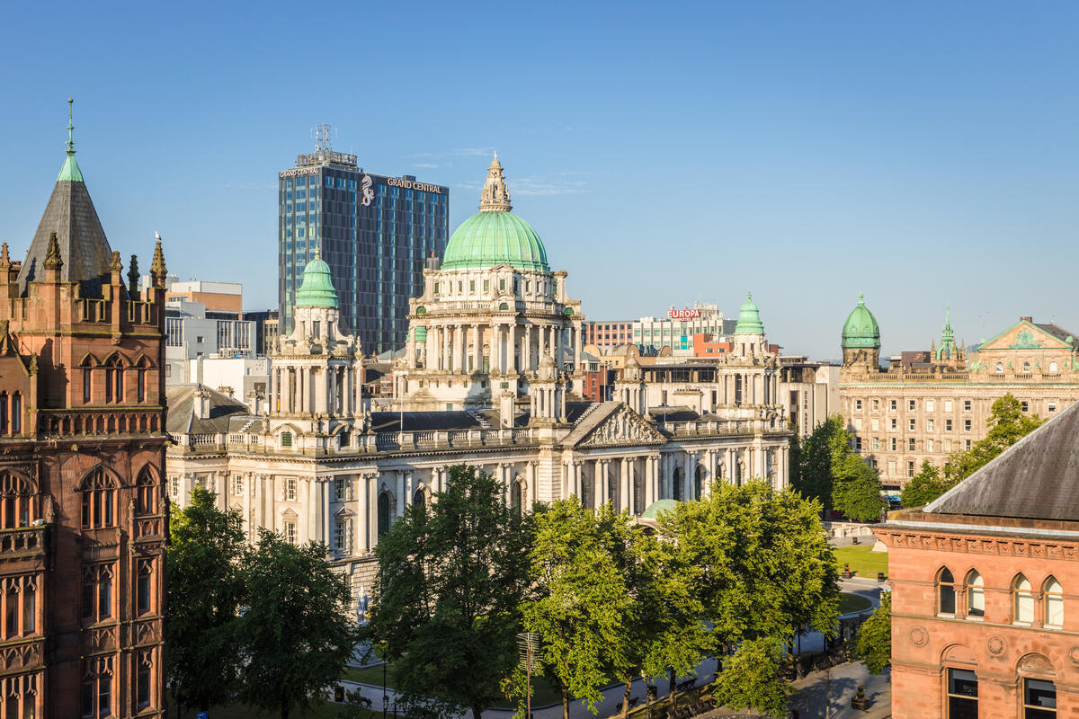 Het stadhuis van Belfast vanuit het stadscentrum gezien, met het Grand Central Hotel op de achtergrond.