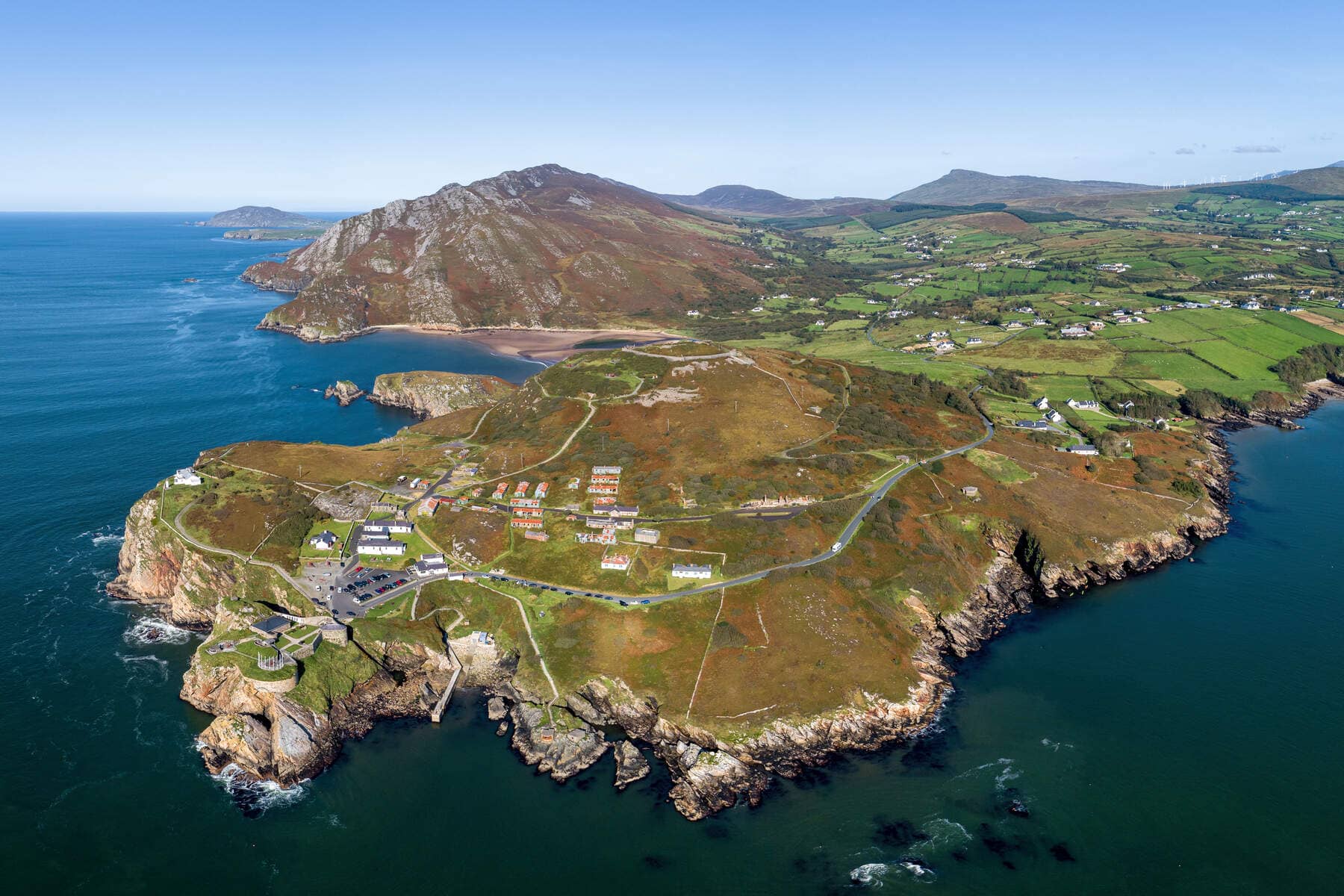 Luchtfoto van Fort Dunree en de ruige kaap met uitzicht op de zee nabij Buncrana, county Donegal.