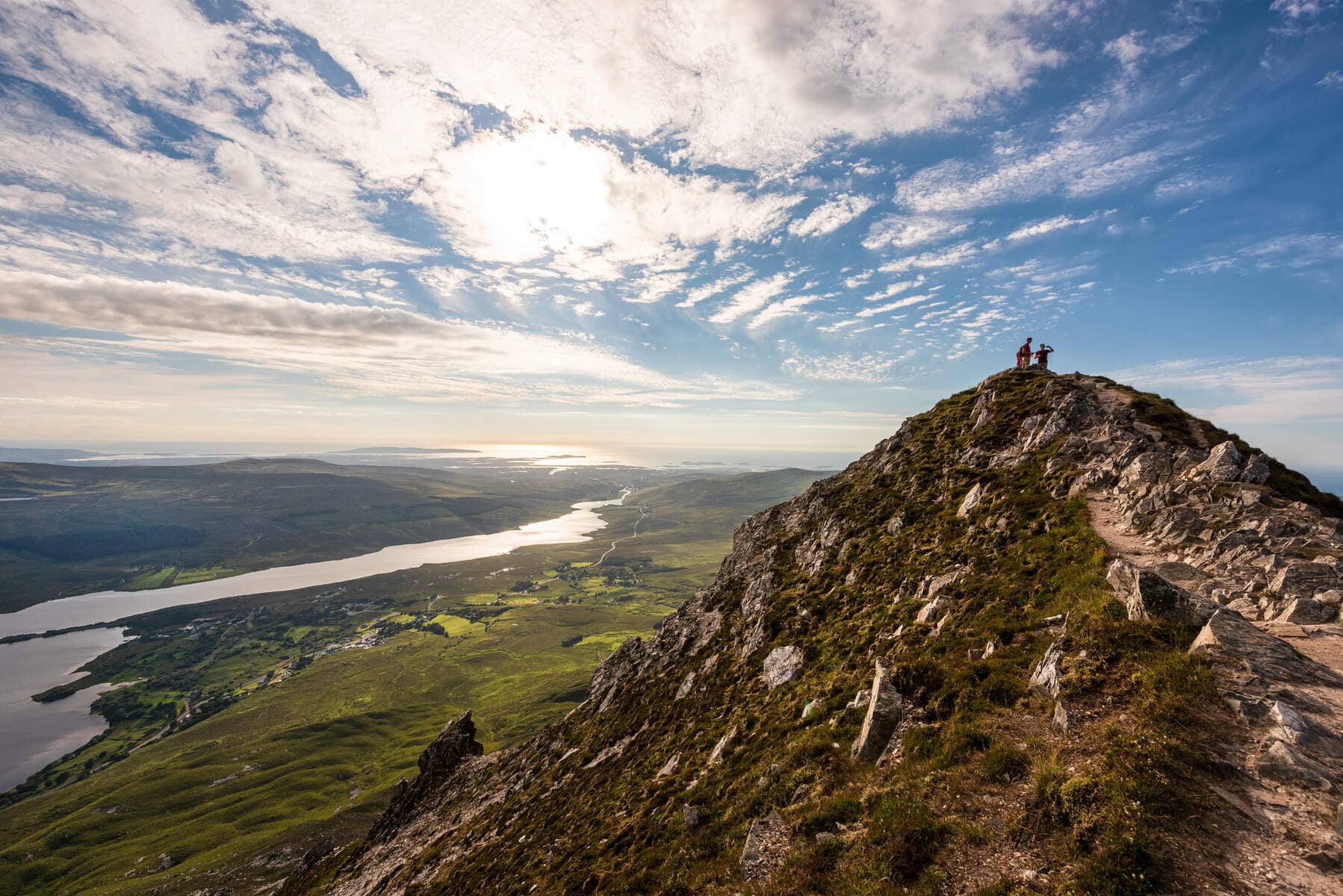 Een schilderachtig uitzicht op de Errigal Mountain, weerspiegeld in het meer, met bloeiende roze heide in de voorgrond, county Donegal.