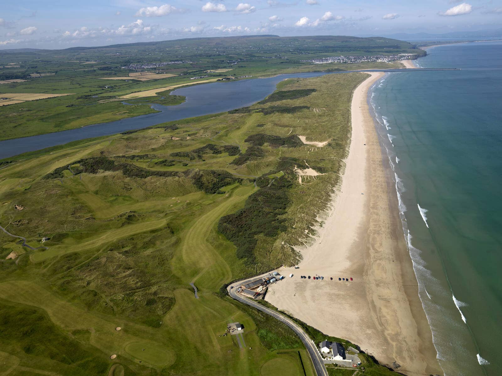 Luchtfoto van Portstewart Strand en de aangrenzende golfbaan aan de Atlantische kust in county Londonderry.