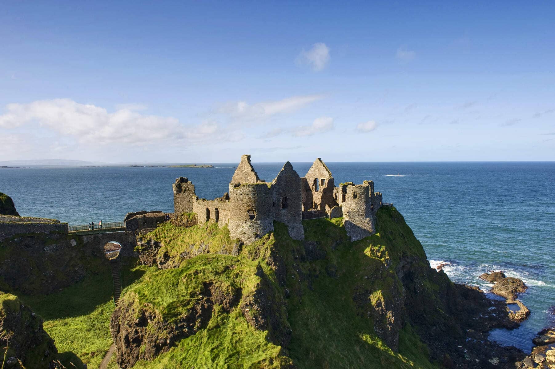De ruïnes van Dunluce Castle op de kliffen boven de Atlantische Oceaan in county Antrim.