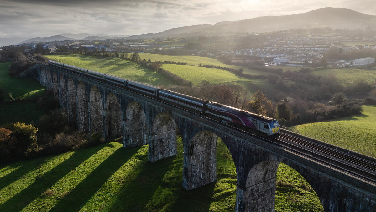 Ein Zug überquert ein steinernes Viadukt in der Grafschaft Armagh in Nordirland.