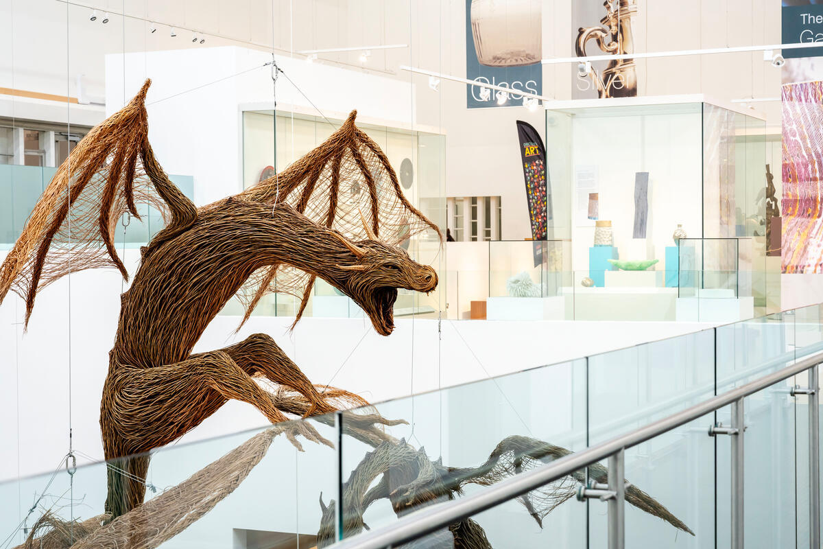 Geflochtene Drachenskulptur im Ulster Museum in Belfast.