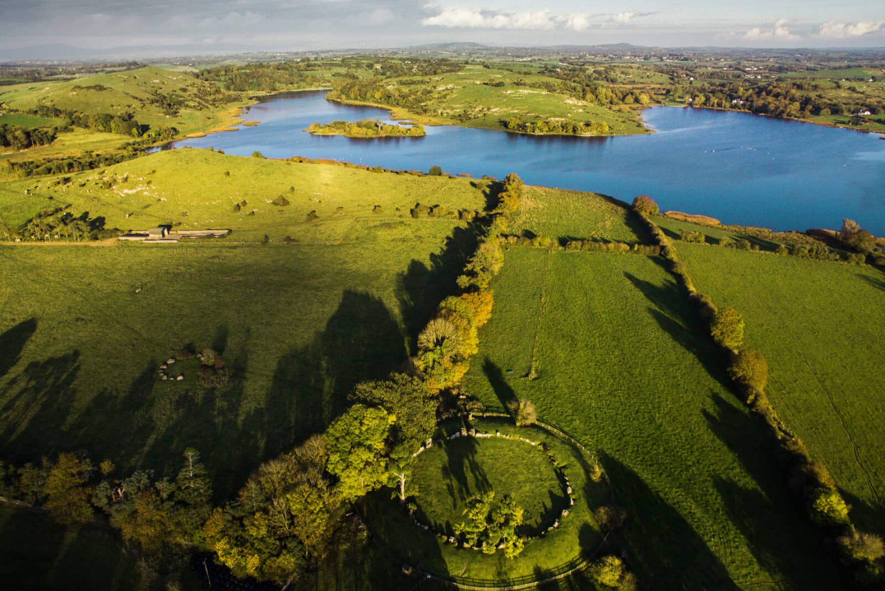 Luchtfoto van Lough Gur, in het county Limerick, met groene velden en een stenen cirkel.