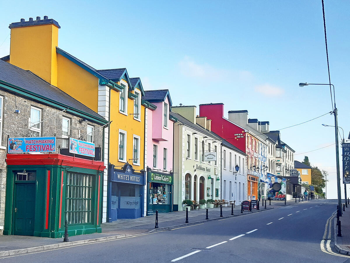 Edificios de colores que bordean la calle principal de Lisdoonvarna, en el condado de Clare.