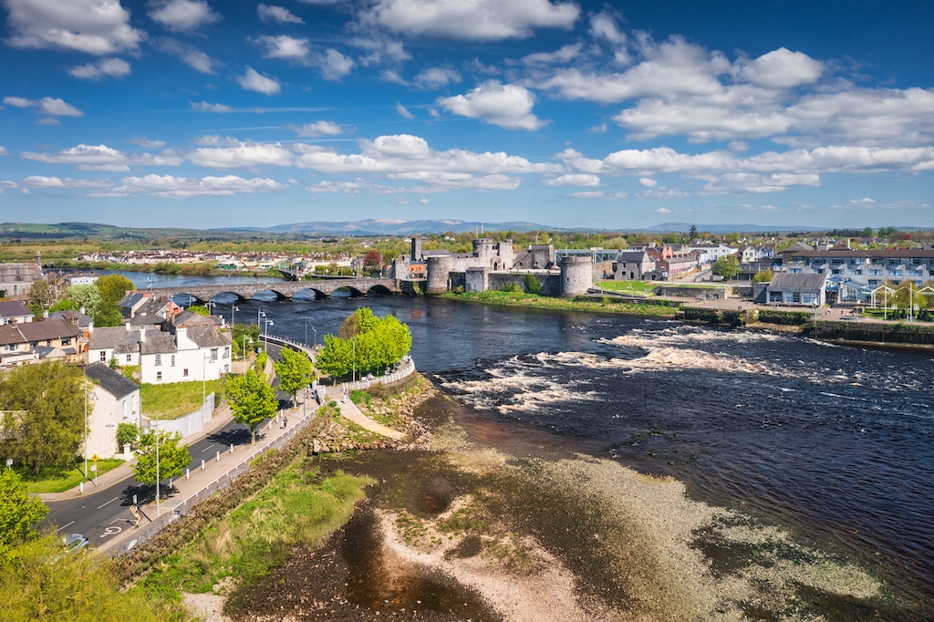 Vista aérea del castillo del rey Juan y del río Shannon que atraviesa la ciudad de Limerick.