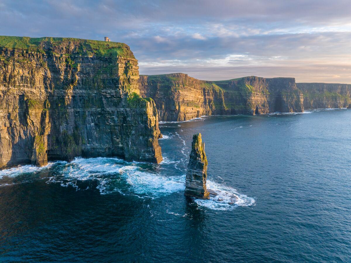 Farallones y acantilados de Moher que se alzan sobre el océano Atlántico en el condado de Clare.