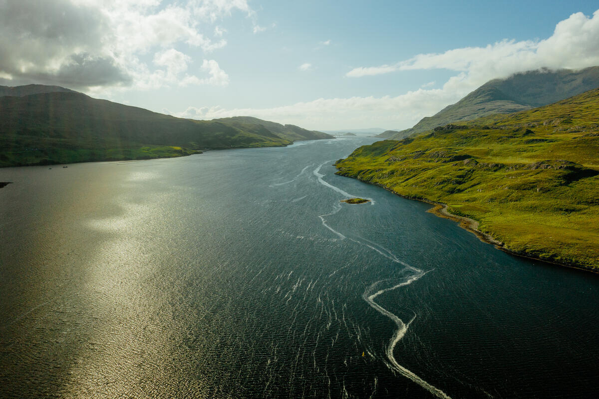 Vista aérea del puerto de Killary, entre las montañas de Connemara, en el condado de Galway y el condado de Mayo.