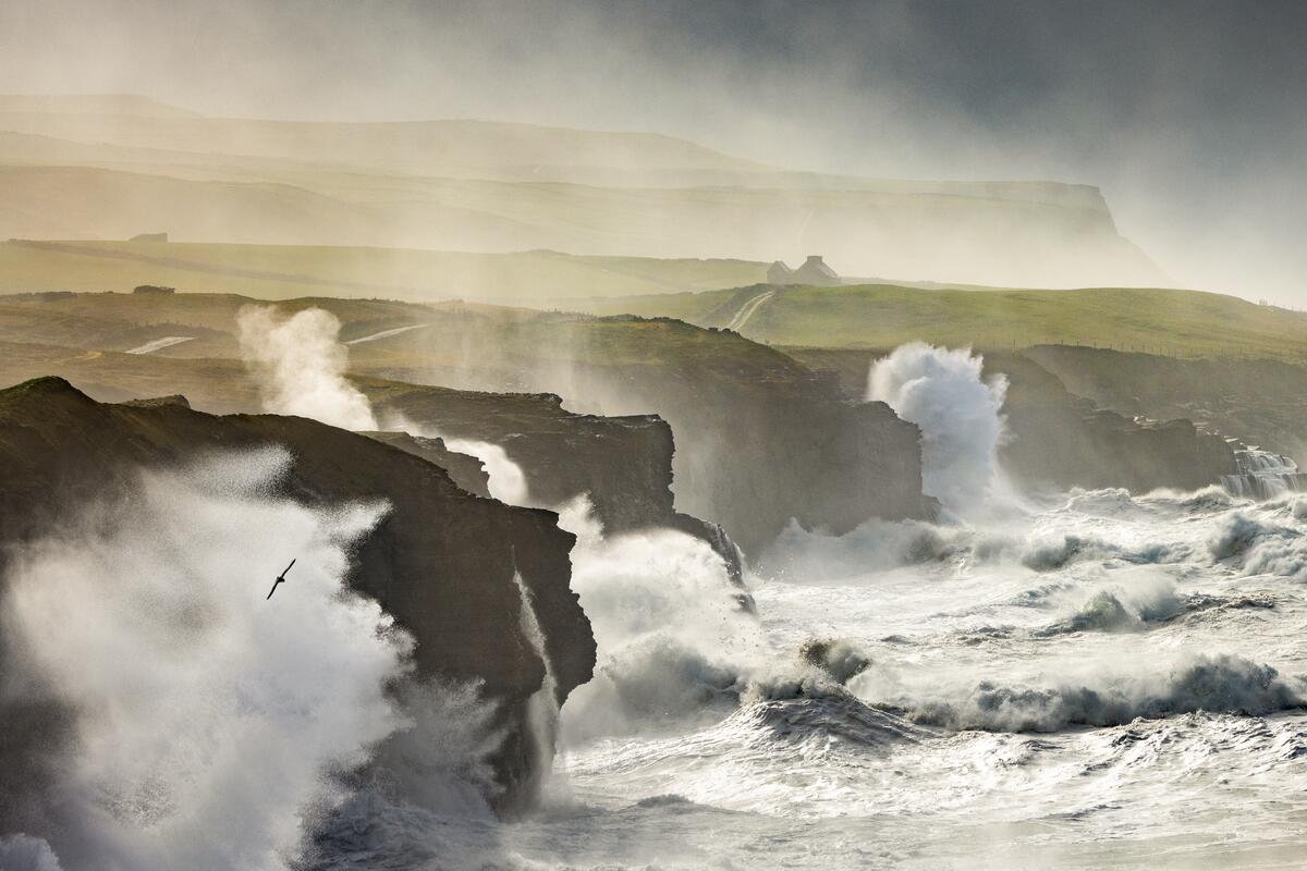 Las poderosas olas del Atlántico rompen contra los acantilados cerca de Doolin, en el condado de Clare.