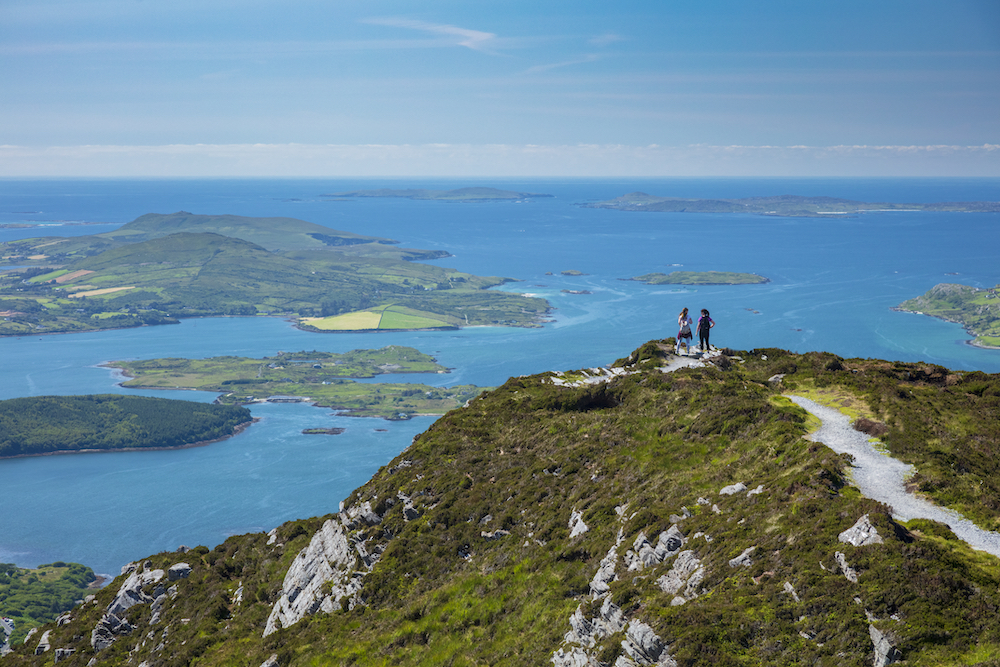 Los excursionistas disfrutan de vistas panorámicas desde Diamond Hill en el Parque Nacional de Connemara, en el condado de Galway.