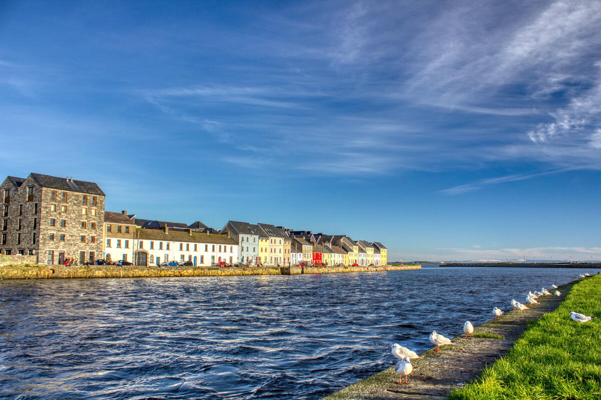 El paseo marítimo de Long Walk y el río Corrib en la ciudad de Galway en un día soleado.