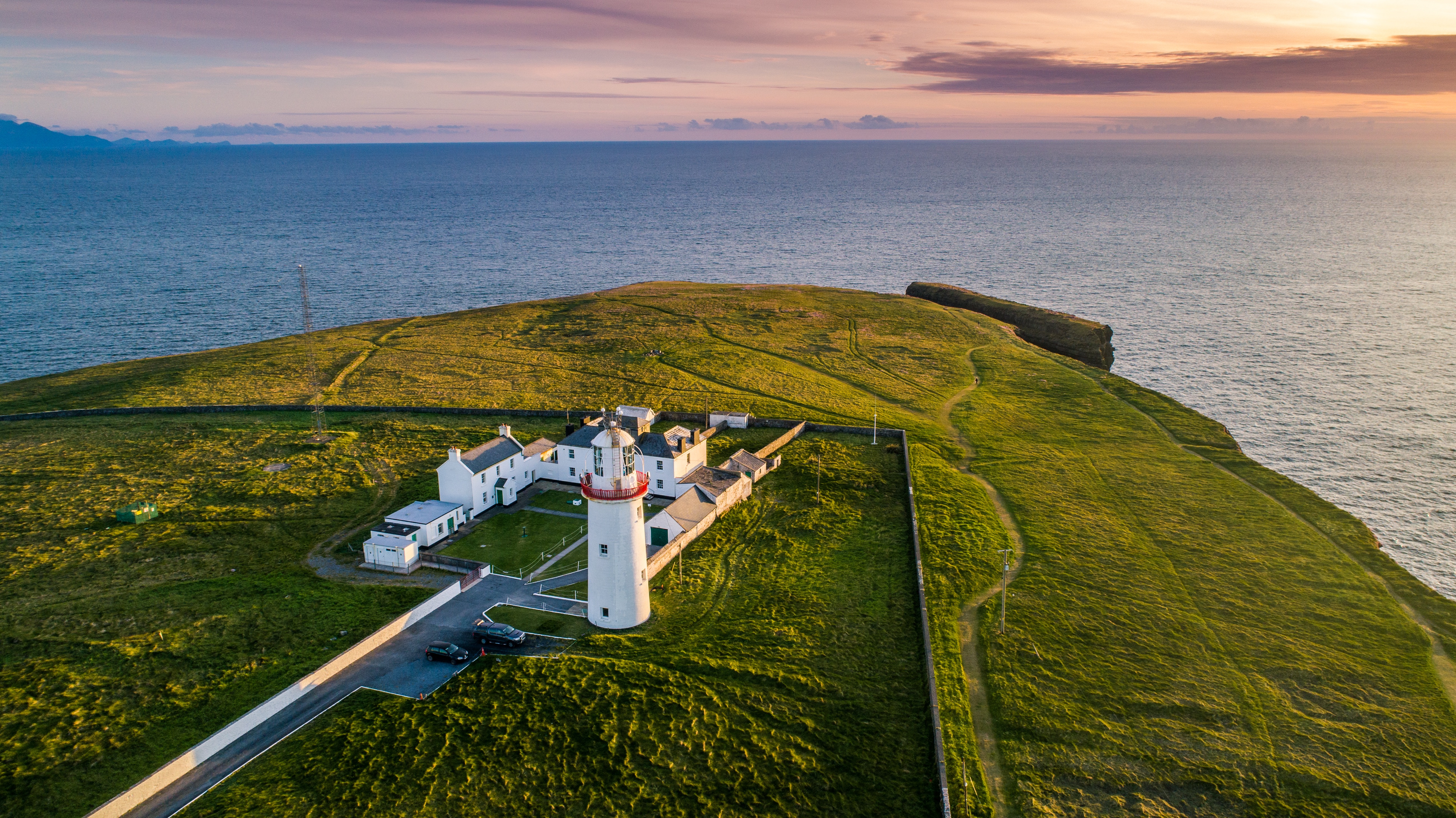 Vista aérea del faro de Loop Head en una península escarpada y verde del condado de Clare.
