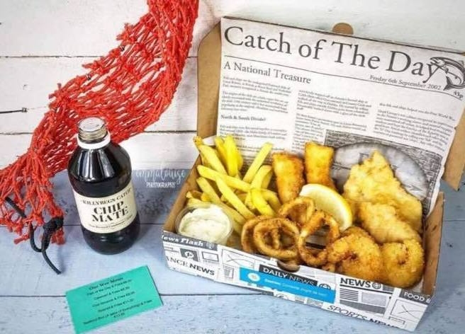 Boîte de fruits de mer du Killybegs Seafood Shack, comté de Donegal, avec du poisson, des frites, des oignons fris et de la sauce tartare.