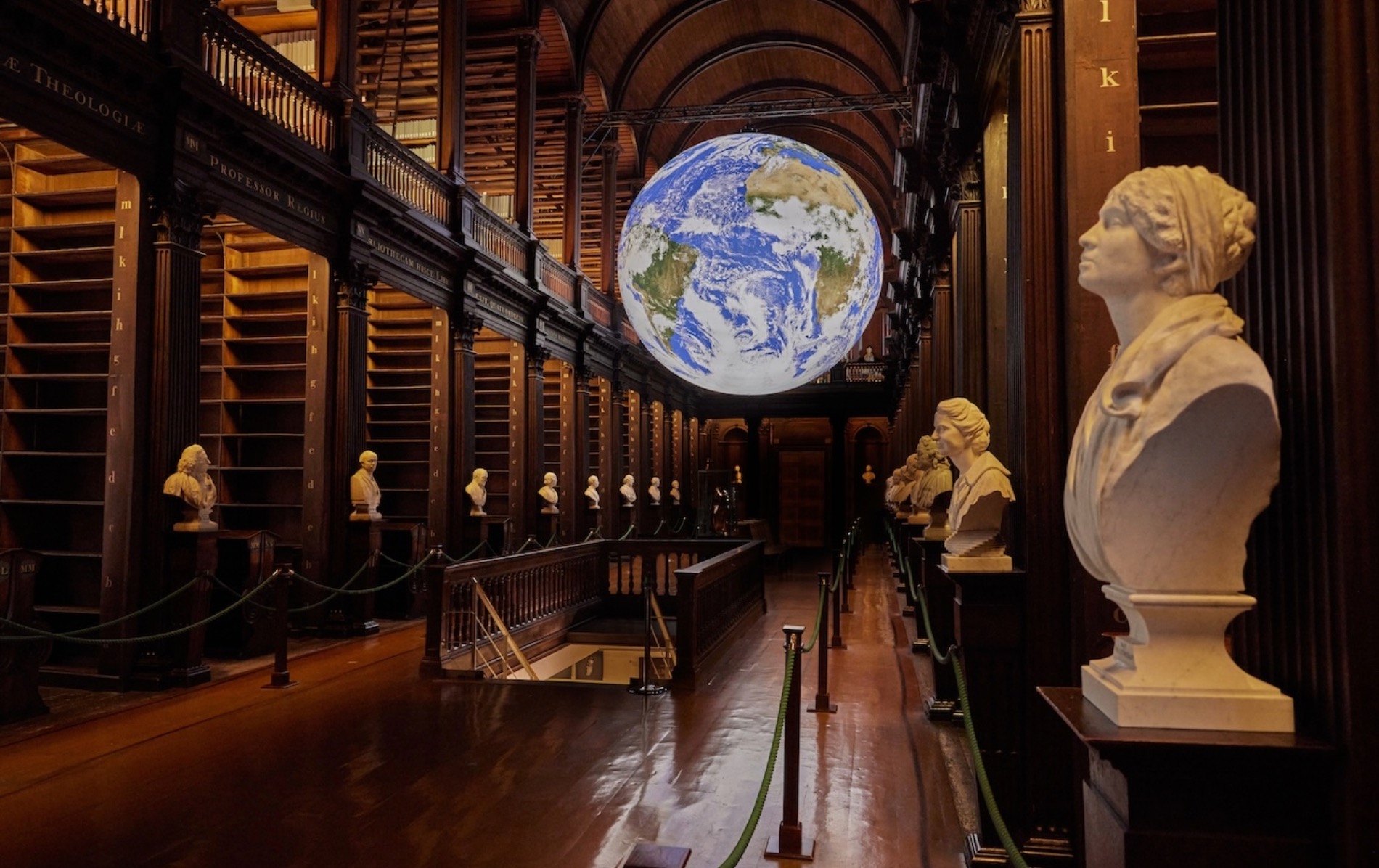 Trinity College Dublin Libro de Kells - museo historia medieval irlandesa grupos escolares viaje fin de curso