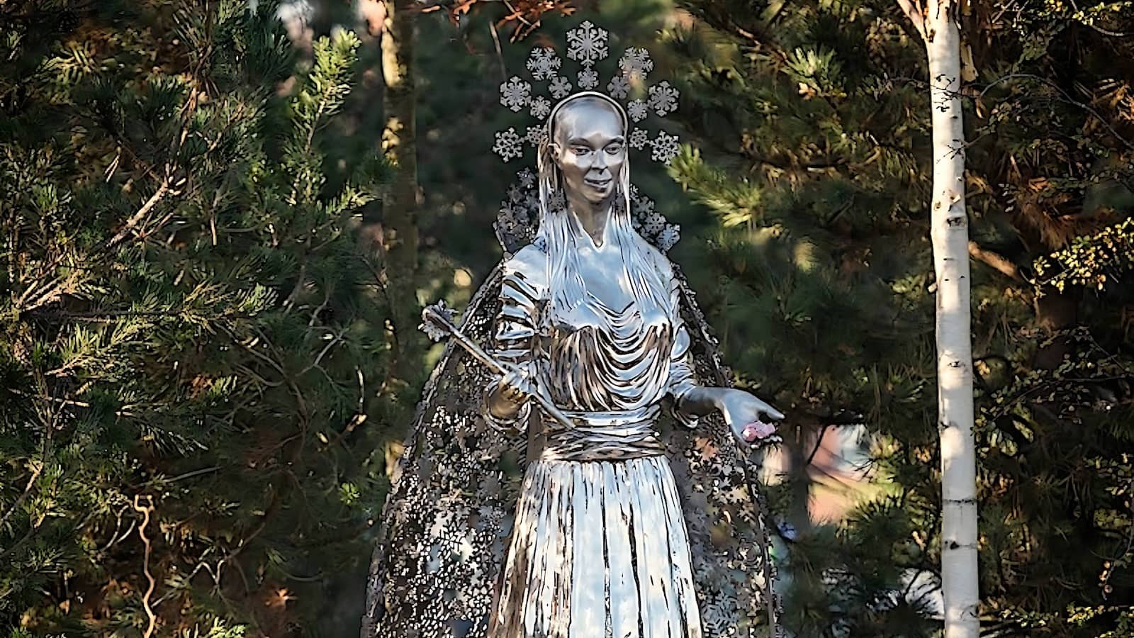 Weiße Skulptur der Weißen Hexe, umgeben von Wald am CS Lewis Square, Belfast.