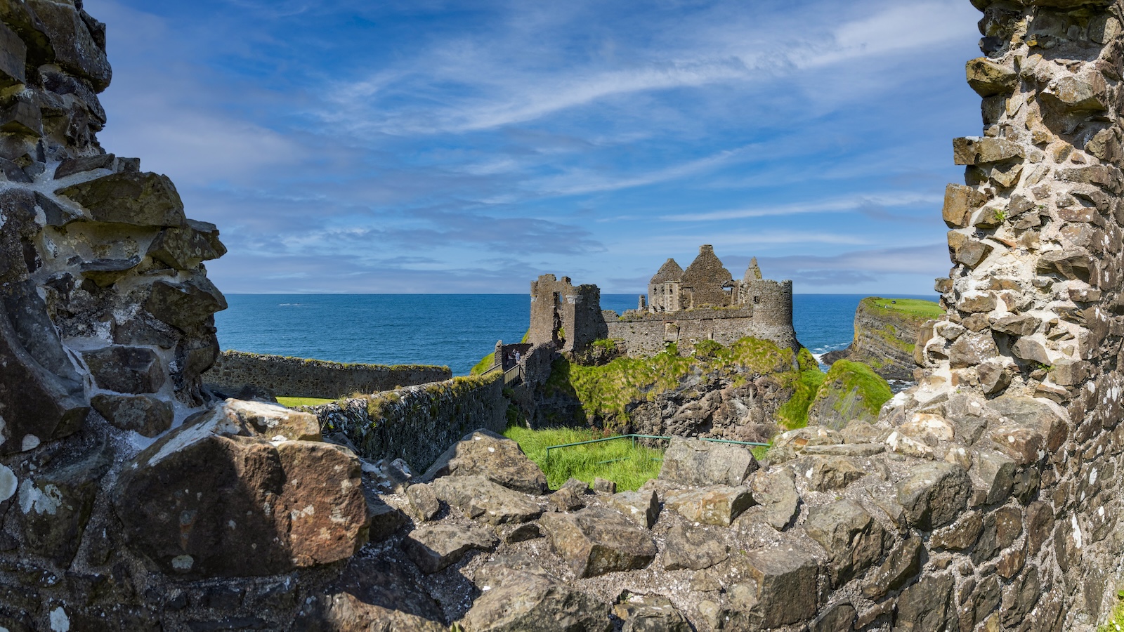 Il castello di Dunluce si erge imponente sulle scogliere frastagliate lungo la costa dell'Irlanda del Nord.