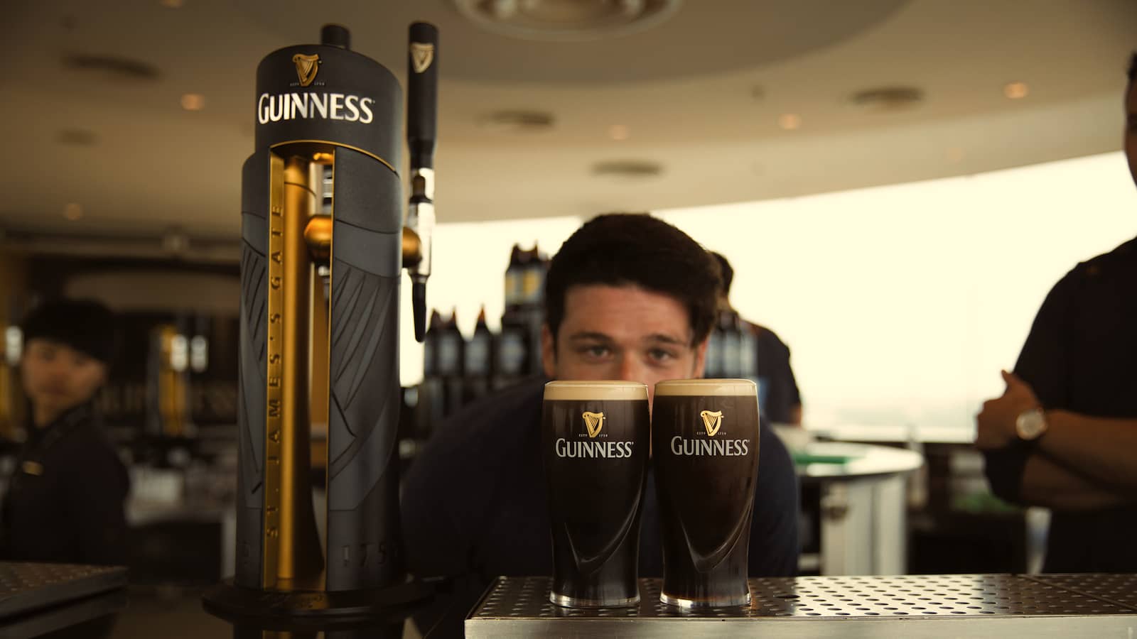Barkeeper im Guinness Storehouse in Dublin servieren frisch gezapfte Guinness-Pints in der Gravity Bar.