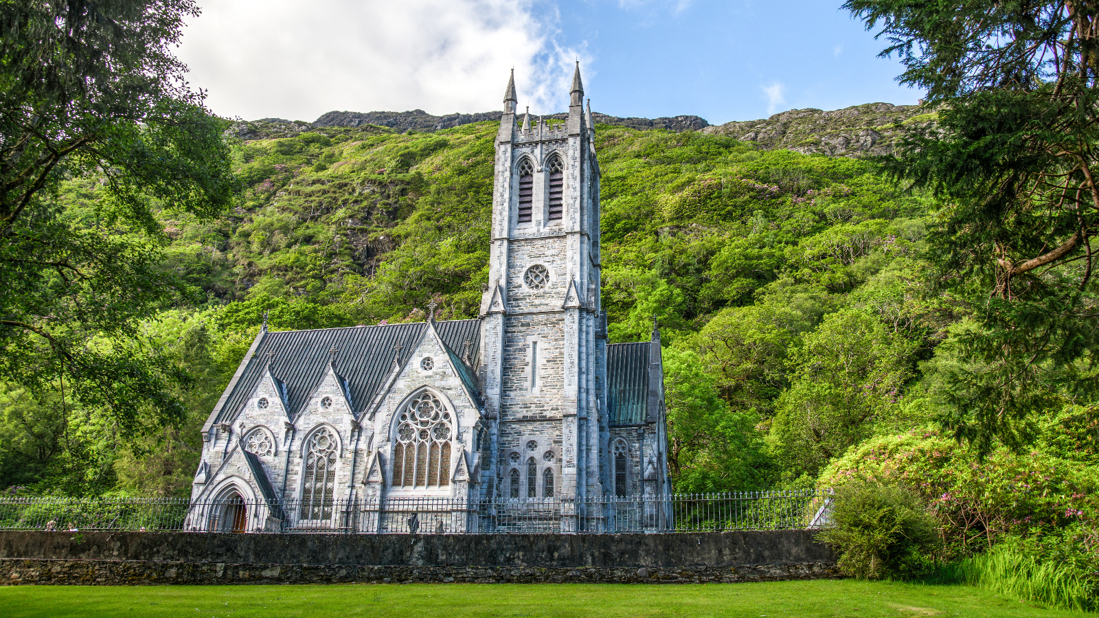 La chiesa gotica dell'Abbazia di Kylemore situata su una lussureggiante collina verde di Connemara.