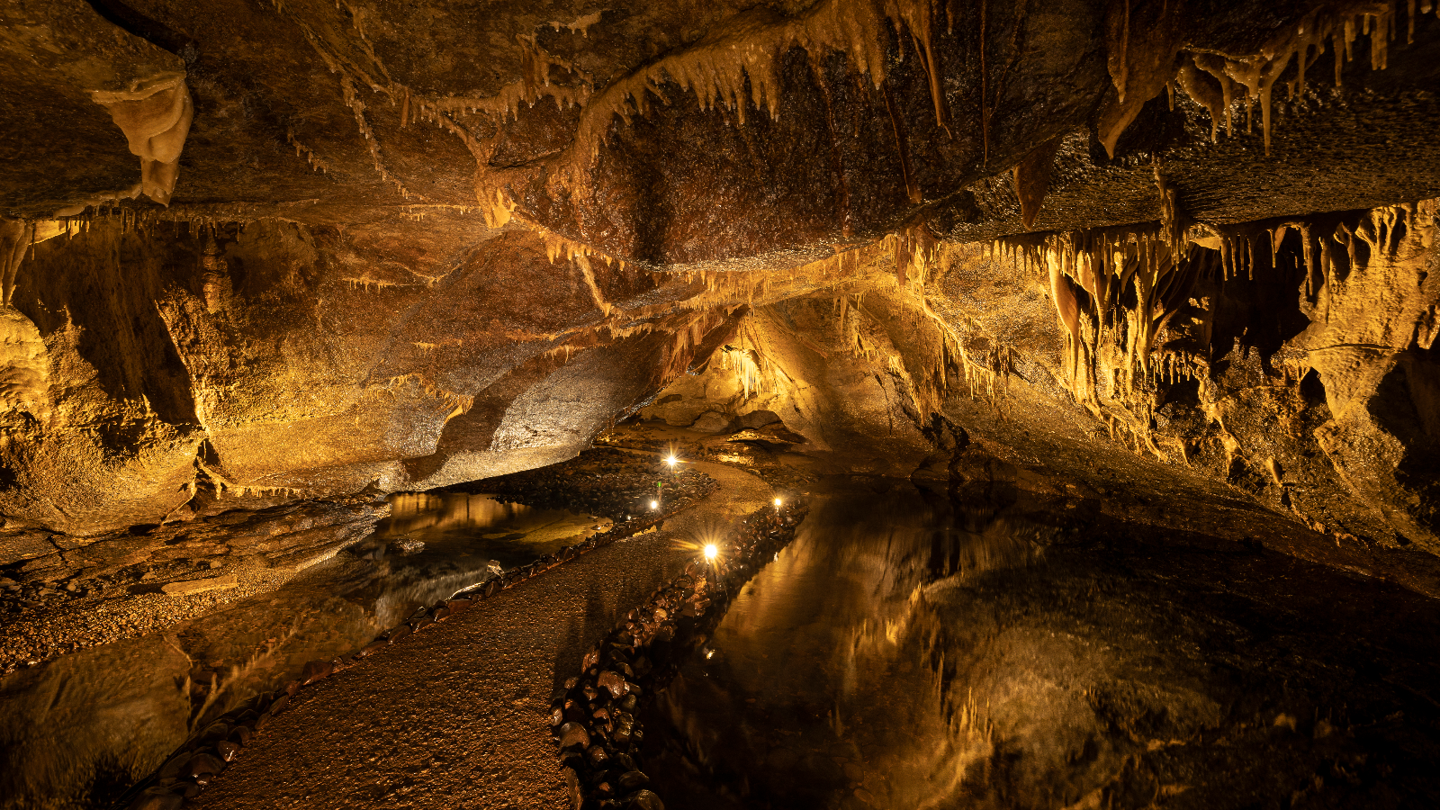 Ein Pfad durch die Marble Arch Caves, gesäumt von Stalaktiten und unterirdischen Wasserbecken in der Grafschaft Fermanagh.