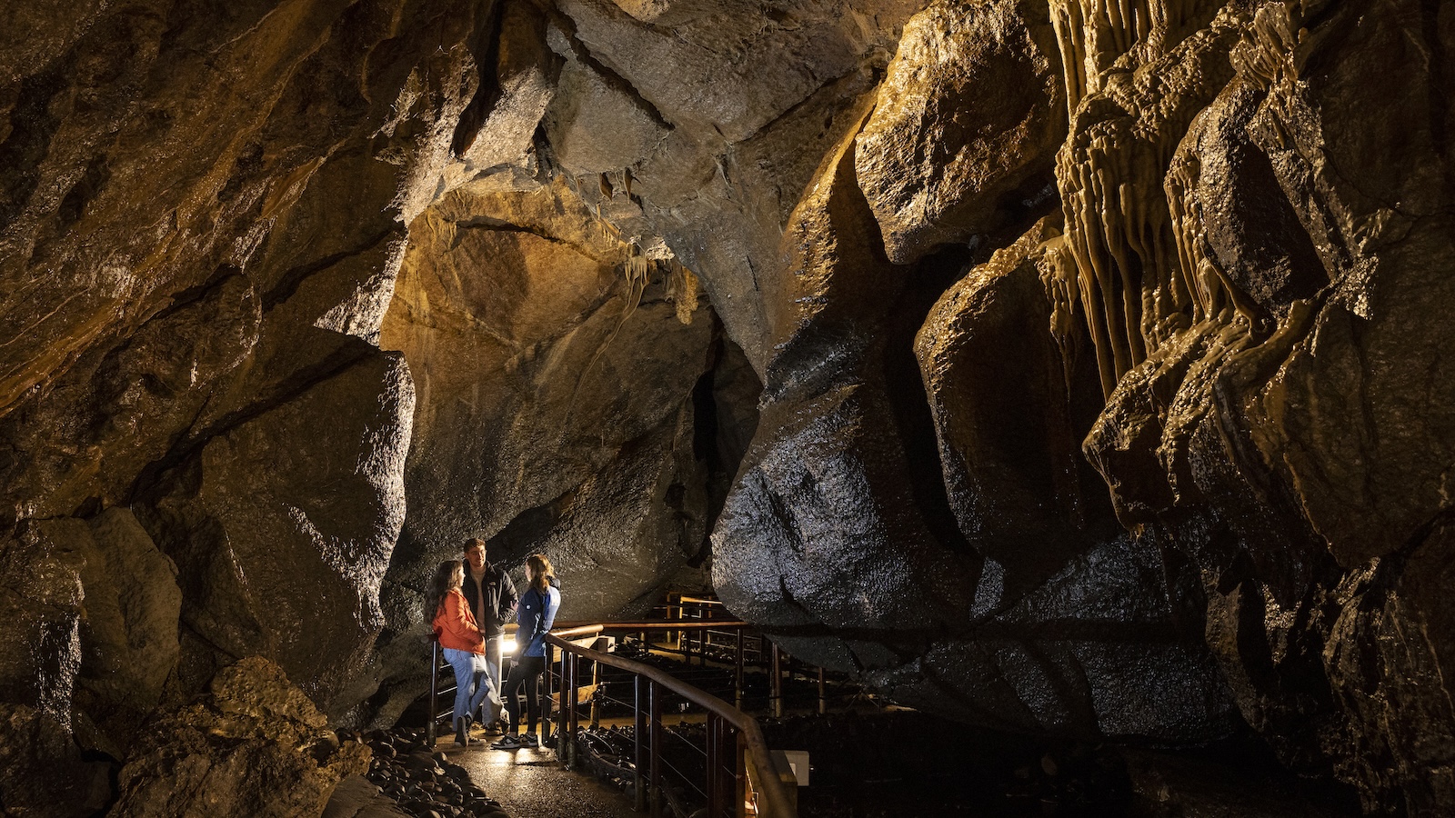 Erkundung beleuchteter Kalksteinkammern in den Marble Arch Caves.