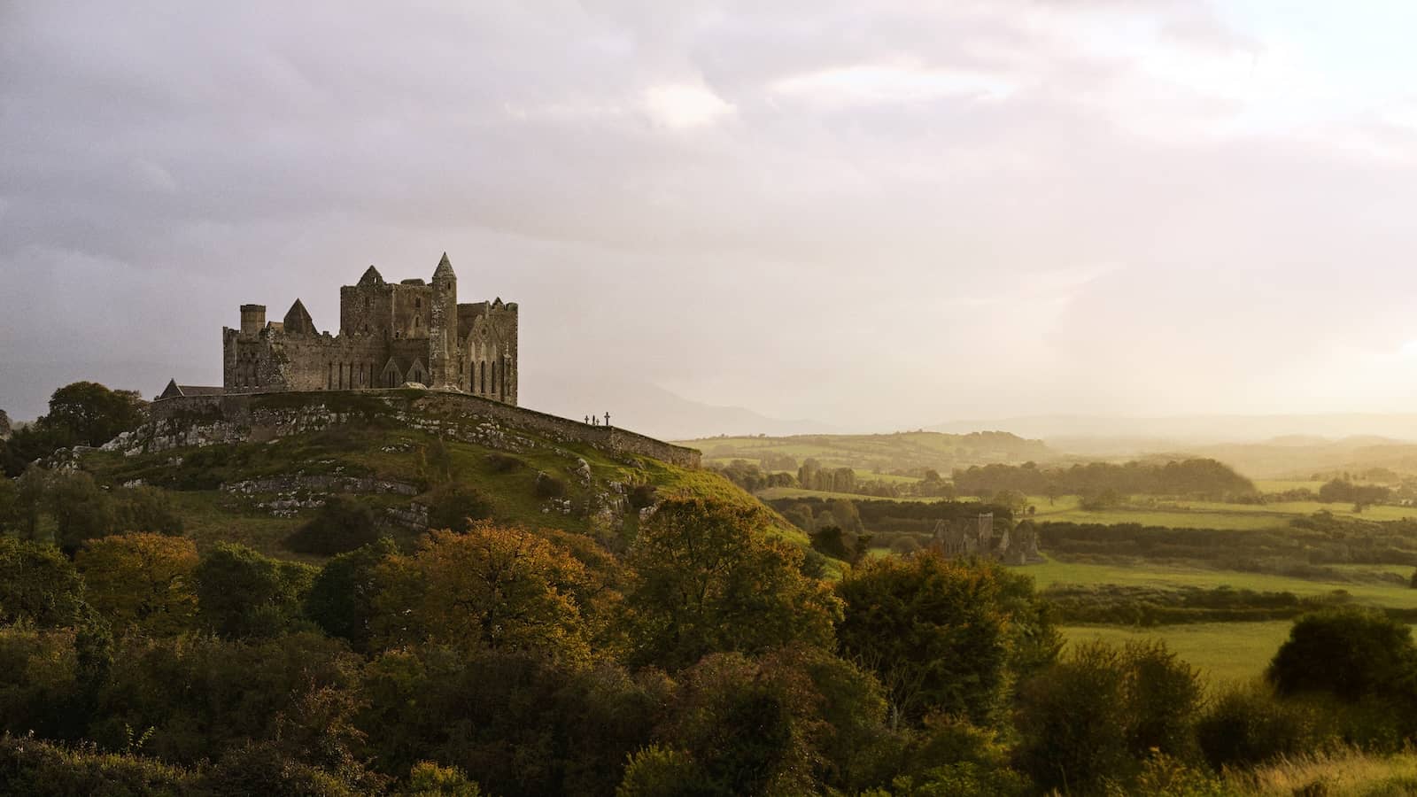 La silueta de la Roca de Cashel al atardecer sobre el paisaje ondulado del condado de Tipperary