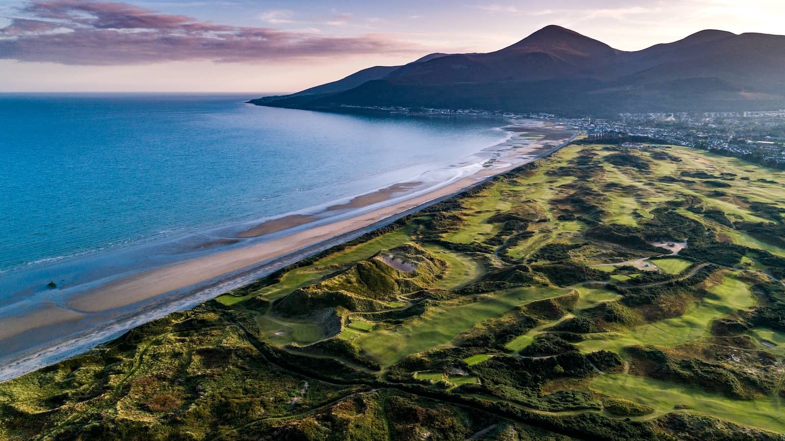 Le Royal County Down Golf Club dans le comté de Down avec ses parcours de type links, la plage et les montagnes de Mourne.
